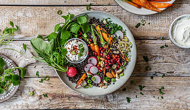 Linsen-Bowl mit Sprossen und Quark-Dip für abends