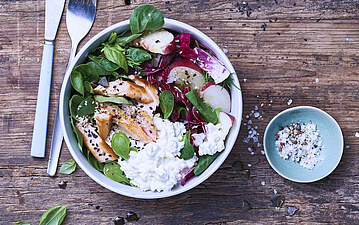 Grüne Protein-Bowl mit Lachsfilet und körnigem Frischkäse