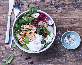 Grüne Protein-Bowl mit Lachsfilet und körnigem Frischkäse