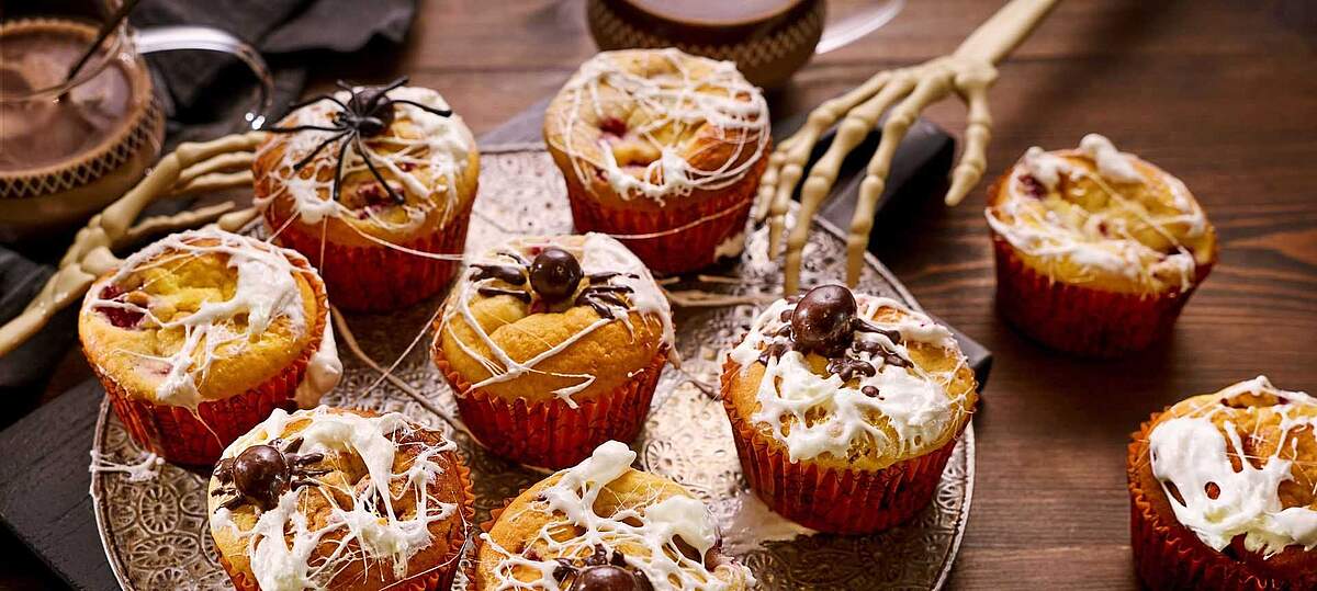 Rezeptbild für Halloween-Muffins mit Quark und gruseligen Spinnennetzen