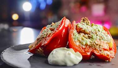 Gefüllte Grill-Paprika mit Lachs, Mango und Avocado-Creme