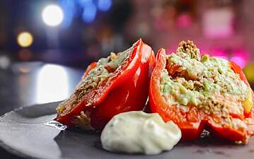 Gefüllte Grill-Paprika mit Lachs, Mango und Avocado-Creme