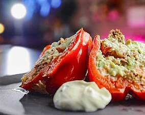 Rezept für Gefüllte Grill-Paprika mit Lachs, Mango und Avocado-Creme Gefüllte Grill-Paprika mit Lachs, Mango und Avocado-Creme