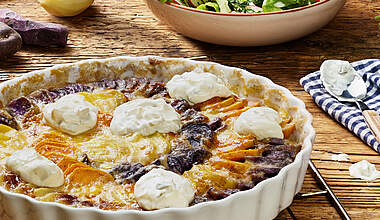 Buntes Kartoffel-Gratin mit Süßkartoffeln und grünem Salat