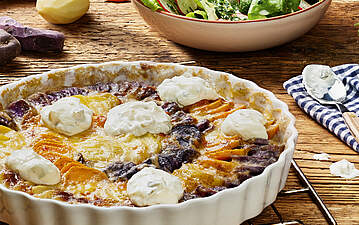 Buntes Kartoffel-Gratin mit Süßkartoffeln und grünem Salat