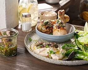 BBQ Chicken in fruchtiger Buttermilch-Marinade mit pikanter Chimichurri-Soße und PaprikaQuark