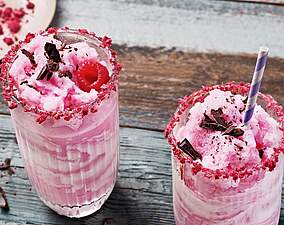 Rezept für Iced-Buttermilch-Shake: Zuckerfreier Sommer-Drink mit Beeren Iced-Buttermilch-Shake: Zuckerfreier Sommer-Drink mit Beeren