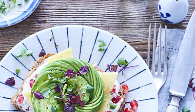 Käsebrot mit Avocado-Blume, Granatapfel und Sylter Käse