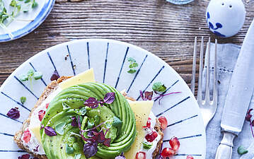 Käsebrot mit Avocado-Blume, Granatapfel und Sylter Käse