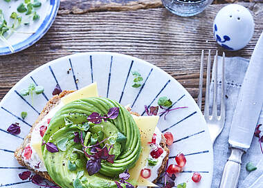 Käsebrot mit Avocado-Blume, Granatapfel und Sylter Käse