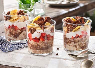 Schoko-Porridge mit Erdbeer-Banane-Topping im Glas