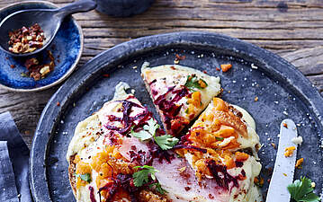 Überbackenes Käsebrot mit Krustenbraten