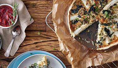 Spargel-Spinat-Quiche mit Erdbeer-Salsa
