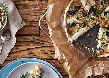 Spargel-Spinat-Quiche mit Erdbeer-Salsa