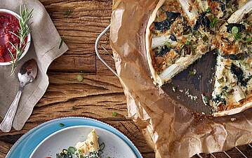 Spargel-Spinat-Quiche mit Erdbeer-Salsa