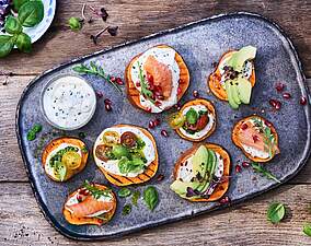 Rezept für Getoastete Süßkartoffeln mit Sour Cream und 3erlei Topping Getoastete Süßkartoffeln mit Sour Cream und 3erlei Topping