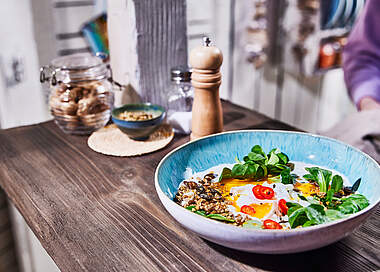 Spicy Bowl mit herzhaftem Granola und Kurkumabutter