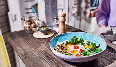 Spicy Bowl mit herzhaftem Granola und Kurkumabutter