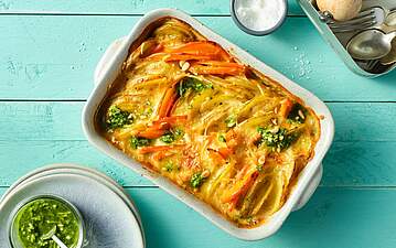 Vegetarischer Kürbis-Kartoffel-Auflauf mit frischem Rucola-Pesto