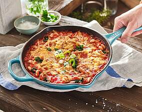 Schnelle überbackene Tomaten-Bohnen-Pfanne