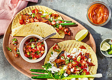 High-Protein Wrap mit Hähnchen und Rhabarber-Ketchup