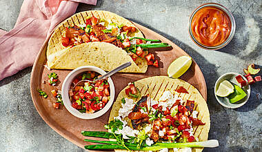 High-Protein Wrap mit Hähnchen und Rhabarber-Ketchup