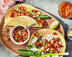 High-Protein Wrap mit Hähnchen und Rhabarber-Ketchup