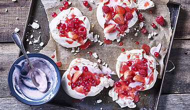 Gefüllte Baisers mit Erdbeersahne und Sommerbeeren