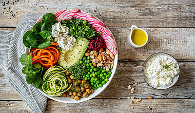 Vegetarische Power-Bowl mit Avocado und Tahini