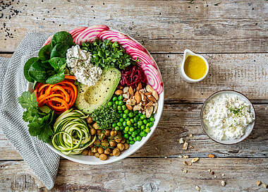 Vegetarische Power-Bowl mit Avocado und Tahini