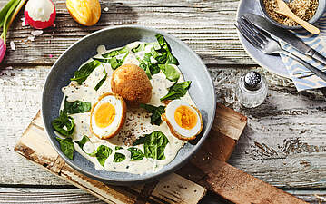 Knusprig panierte Eier in Senfsoße mit Spinat