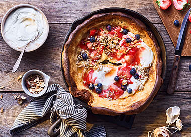 Fruchtige Ofenpfannkuchen mit Buttermilch Quark und Ahornsirup