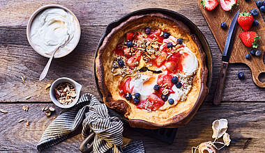 Fruchtige Ofenpfannkuchen mit Buttermilch Quark und Ahornsirup