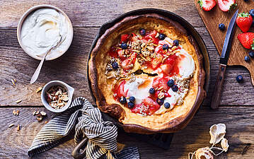 Fruchtige Ofenpfannkuchen mit Buttermilch Quark und Ahornsirup