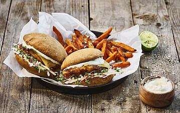 Saftiger Crispy Chicken Burger mit Kohlrabi-Radieschen Coleslaw