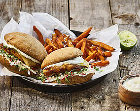 Saftiger Crispy Chicken Burger mit Kohlrabi-Radieschen Coleslaw