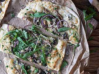 Rezept für Vegetarischer Flammkuchen mit Rucola und Pilzen