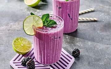 Fruchtiger Buttermilch Drink mit Brombeeren