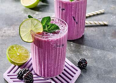 Fruchtiger Buttermilch Drink mit Brombeeren