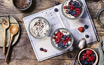 Overnight Oats mit Leinsamen und Beeren