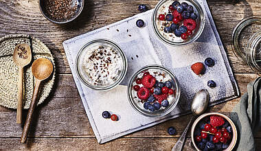 Overnight Oats mit Leinsamen und Beeren