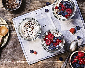 Overnight Oats mit Leinsamen und Beeren