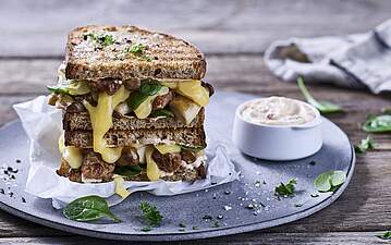 Grilled Cheese Sandwich mit Spinat, Kräuterseitlingen & Salsiccia