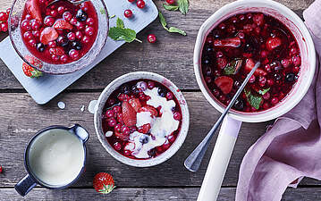Selbstgemachte Rote Grütze mit Vanillesoße