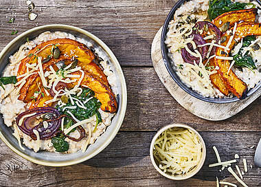 Porridge mit geröstetem Kürbis, Spinat und Reibekäse