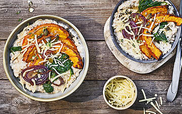 Porridge mit geröstetem Kürbis, Spinat und Reibekäse