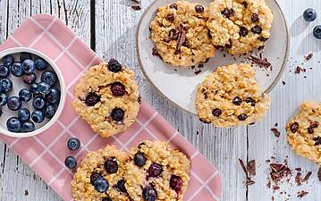 Porridge Bites mit Schokolade und Blaubeeren