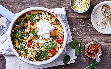 One-Pot-Pasta mit Kichererbsen, Pesto, Spinat und Reibekäse