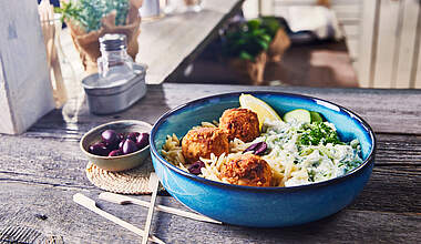 Griechische Bohnenbällchen mit Kritharaki und Tsatsiki