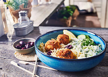 Griechische Bohnenbällchen mit Kritharaki und Tsatsiki